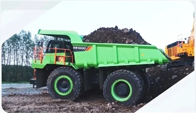 משאית כרייה אחת, מנועים כפולים! Cummins QSM15 עוזר ליוגונג DE100C להפחית עלוי...